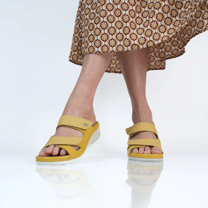 כפכף אורטופדי לנשים עם מדרס נשלף - דגם סורנטו צהוב