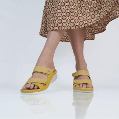 כפכף אורטופדי לנשים עם מדרס נשלף - דגם סורנטו צהוב